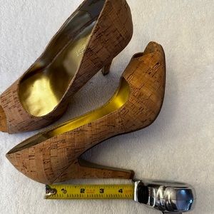 Nine West Womens Heels size 7 like new neutral 4” heels